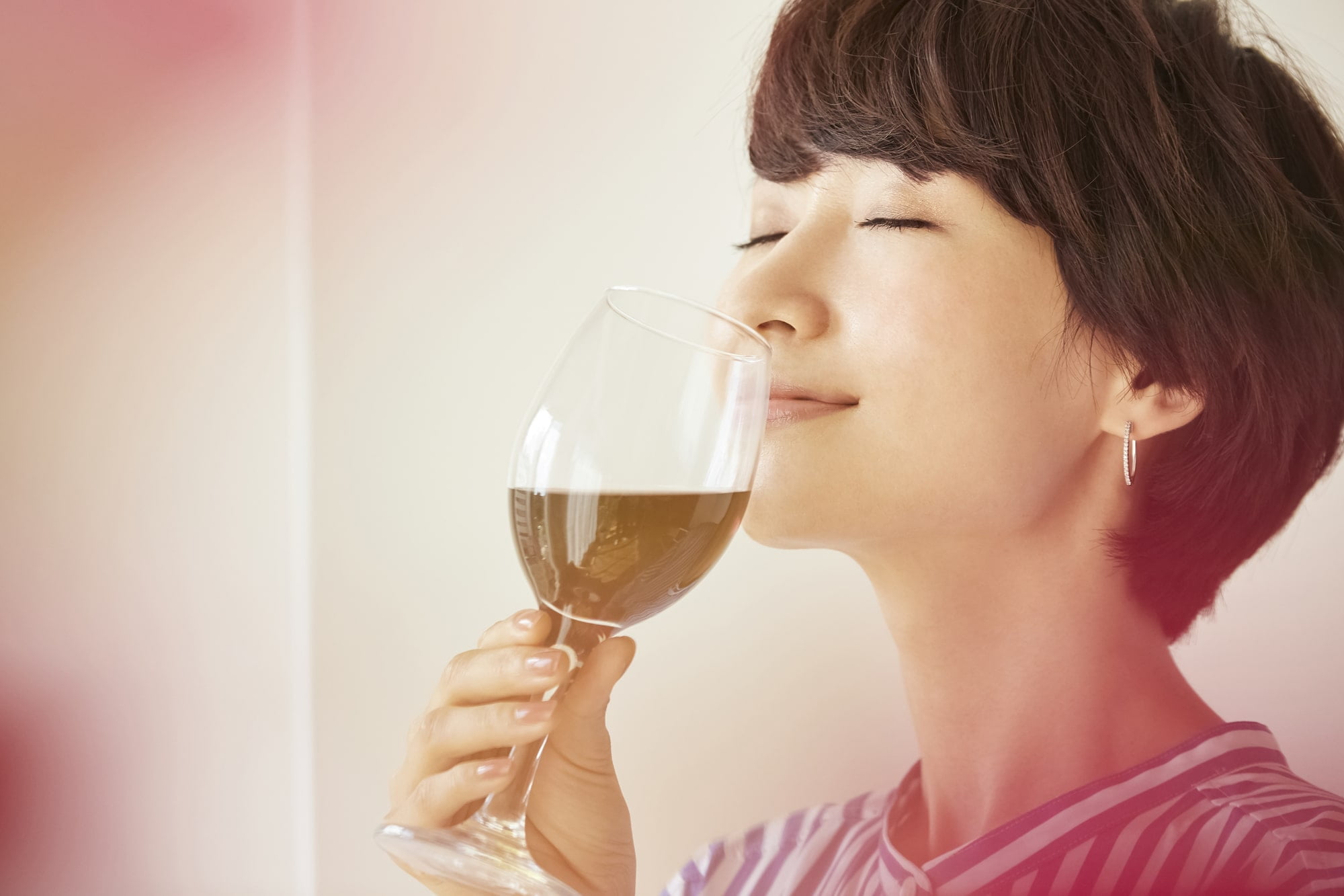 ワインの香りを楽しむ女性